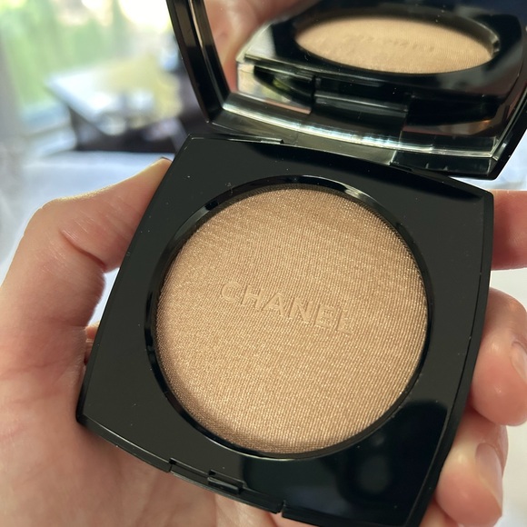 New in Box Chanel POUDRE LUMIÈRE Highlighting Powder Ivory Gold - Picture 5 of 8